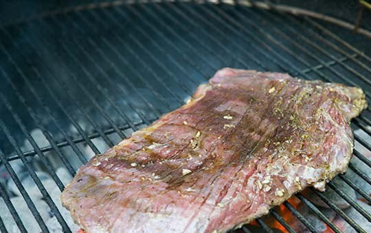 1. Этап. Фланк стейк на гриле: 2. После выложите стейк на решетку.