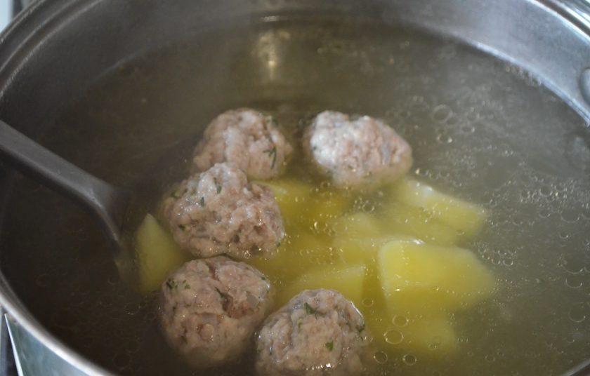 1. Этап. Наваристый суп с фрикадельками и овощами: Опустите в бульон фрикадельки, картофель. Варите 20 минут.