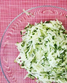 1. Этап. Багет-сэндвич: Огурцы натереть на терке, посолить. Через несколько минут отжать сок.