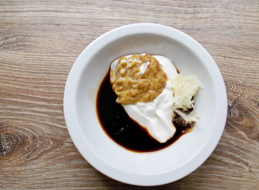 1. Этап. Свиные ножки с капустой: Смешайте в миске сметану, горчицу, соевый соус и натертый чеснок.