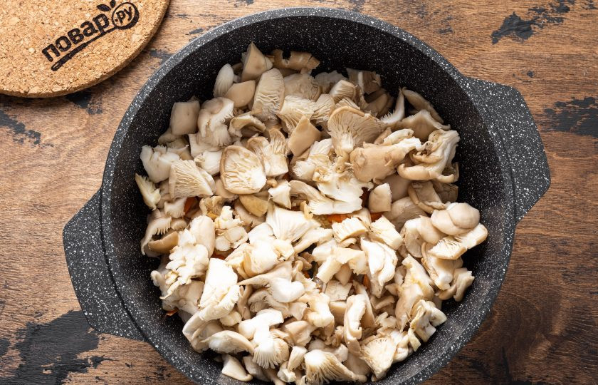 1. Этап. Жареные вешенки в соевом соусе: Вешенки промойте, обсушите. Нарежьте достаточно крупными ломтиками. Жарьте на средне-сильном огне 12-15 минут. Вешенки должны уменьшиться в 1,5-2 раза и приобрести золотистый цвет.