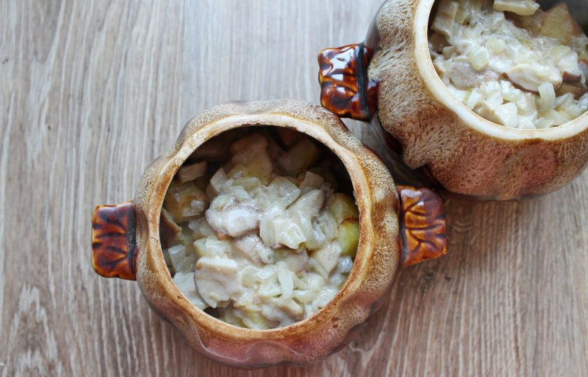 1. Этап. Жаркое по-киевски: Залейте грибным соусом жаркое и закройте крышками. Поставьте в холодную духовку, включите ее на 180 градусов и готовьте жаркое по-киевски в течение 80 минут.