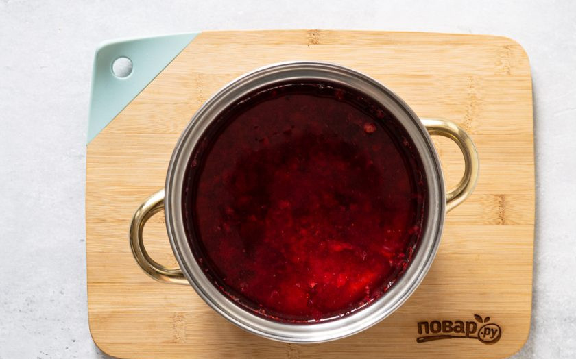 1. Этап. Морс Детский: Оставшийся ягодный жмых переложите в кастрюлю, влейте воду, доведите до кипения. Добавьте эритрит, проварите морс 10 минут.