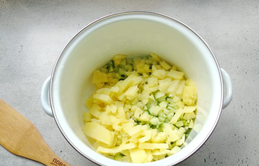 1. Этап. Окрошка на воде с уксусом и майонезом: Картошку отварите в кожуре, охладите, очистите. Нарежьте кубиками огурцы и картошку.