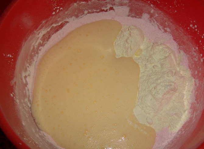 1. Этап. Пирог из киселя: Яйца слегка взбиваем и добавляем к муке и киселю.
