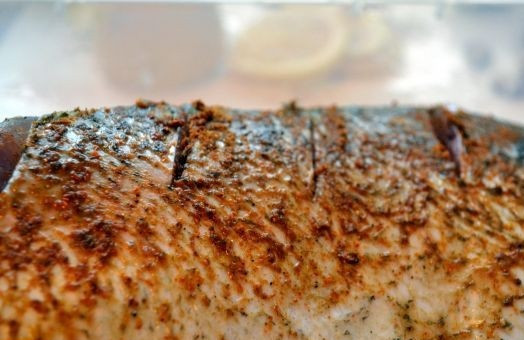 1. Этап. Белая рыба, запеченная в духовке: 2. Рыбу нужно как следует вымыть, очистить и просушить. Острым ножом сделать небольшие надрезы по всей рыбе. Соединить специи с солью и натереть полученной смесью толстолобик со всех сторон.