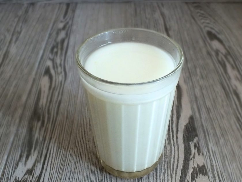 Кисель из айвы 1. Этап. Кисель из айвы: В стакан с холодной водой всыпьте крахмал и размешайте.