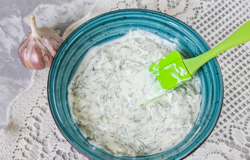 1. Этап. Соус для шаурмы как в ларьках: Аккуратно все перемешайте. Сметана при добавлении зелени и соли станет более жидкой, соус получится идеальным: не густым и не жидким.