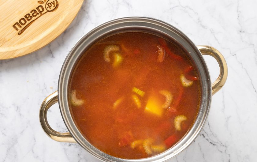 1. Этап. Суп с фасолью Чёрный глаз: И томаты в собственном соку. Снова доведите до кипения. Посолите и поперчите по вкусу. Варите на среднем огне 20-25 минут до готовности картофеля и фасоли. В конце добавьте измельчённый зубчик чеснока.