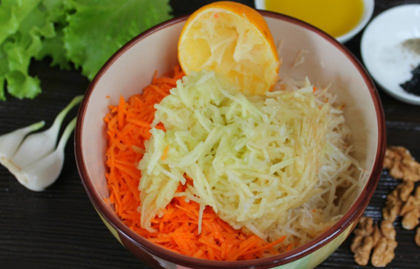 1. Этап. Салат Молодость: Добавляем тертое яблоко и поливаем его соком лимона.
