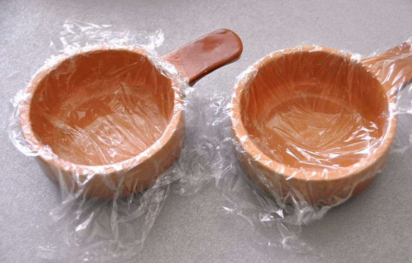 1. Этап. Рамен-бургер: Возьмите две плоские формочки, дно застелите пищевой пленкой, чтобы ее концы свисали.