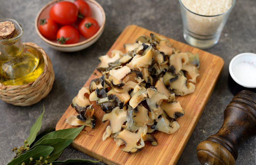 1. Этап. Плов с рапанами: Нарежьте рапаны тонкими ломтиками.