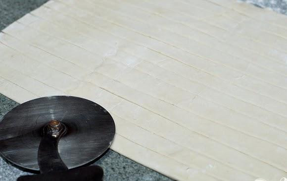 1. Этап. Палочки с корицей: 4. Разрезать каждый лист на 18 полосок толщиной 2 см.