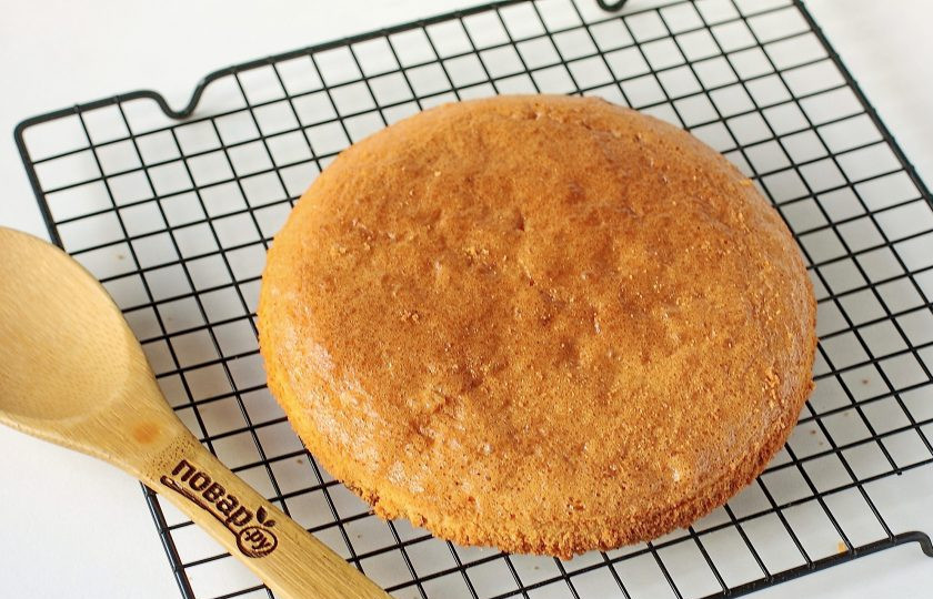 1. Этап. Бисквит с цукатами: Готовый бисквит с цукатами остудите на решетке, затем нарежьте и подайте к столу.