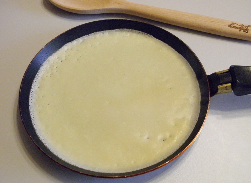 1. Этап. Заварные блины на молоке: Разогрейте антипригарную сковороду. Перед первым блином можно смазать ее кусочком несоленого сала. Наливайте половником тесто, и жарьте блинчик до румяного цвета.