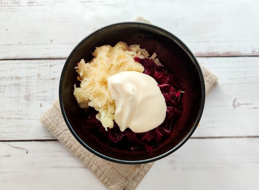 1. Этап. Копченый салат из свеклы: Добавьте в салат майонез и соль.