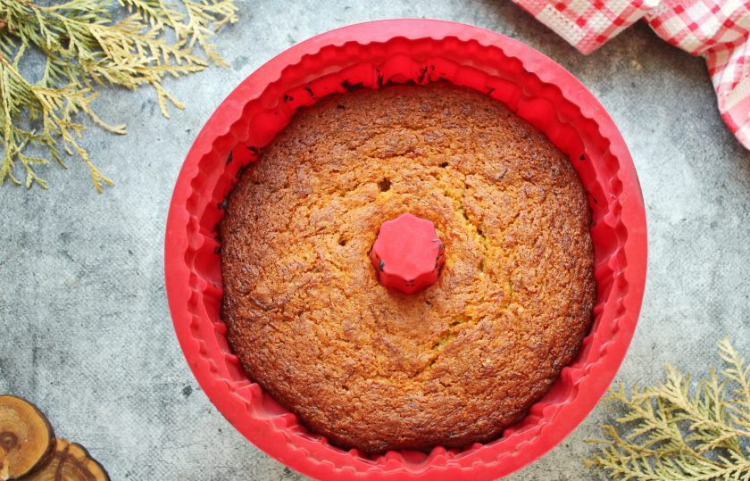 1. Этап. Морковный кекс с творожным сыром: Духовку разогрейте и поставьте форму с морковным кексом. Выпекайте его в течение 45-60 минут при температуре 180 градусов.