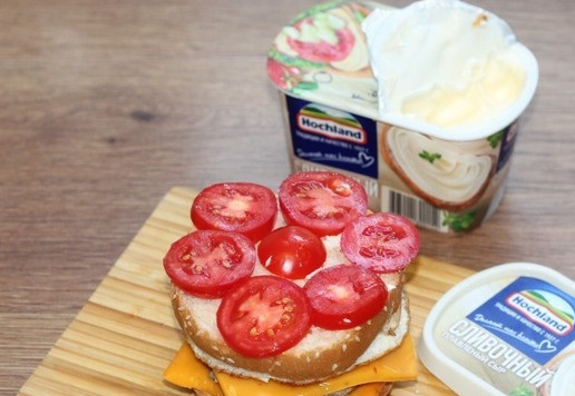 1. Этап. Бургер с котлетой и сыром гриль-чиз: 12. Сверху на яйцо выложить нарезанные кружочками помидоры. Кружочки помидора с одной стороны, смазаны плавленным сыром.