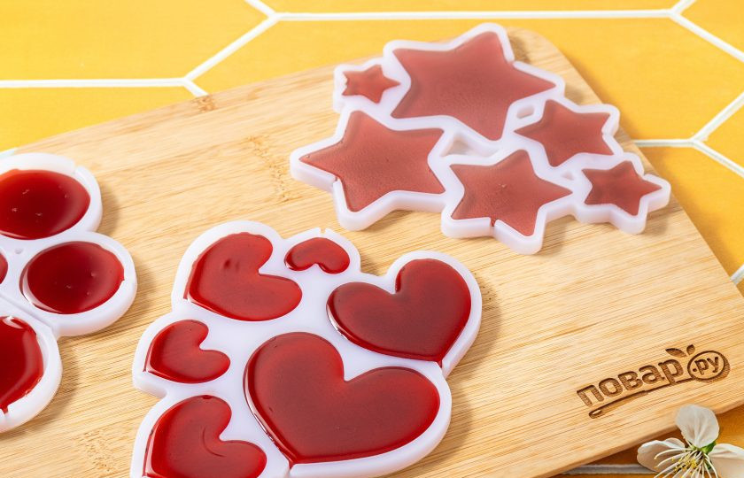 1. Этап. Леденцы из аллюлозы: Разлейте карамель по силиконовым формочкам. Остудите.