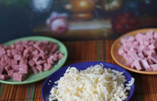 1. Этап. Быстрая пицца на сковороде: 3. Сковороду нужно накрыть крышкой и жарить основу пока она не начнет подрумяниваться. Самое время заняться начинкой. Используемые ингредиенты нужно нарезать, а сыр натереть. Так как это быстрая пицца, то вместо соуса можно использовать просто нарезанные помидоры или кетчуп, например.