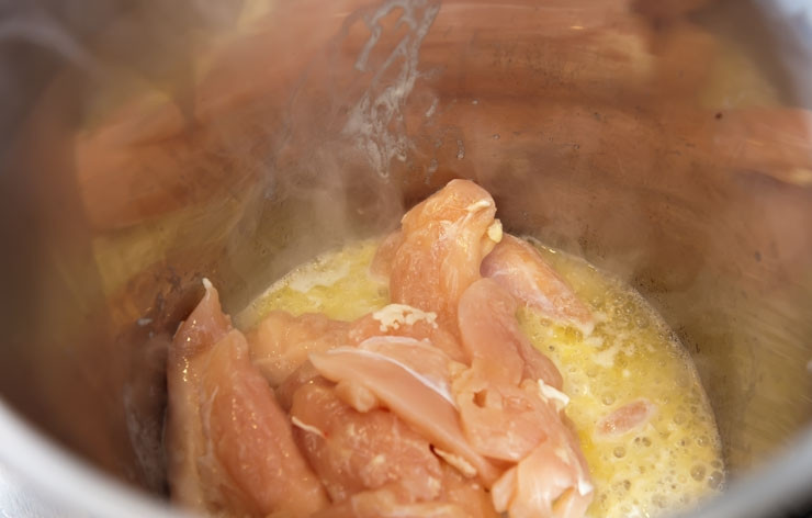 1. Этап. Овощной суп с курицей: В большой кастрюле растапливаем сливочное масло, на среднем огне. К топленому маслу добавляем курицу.