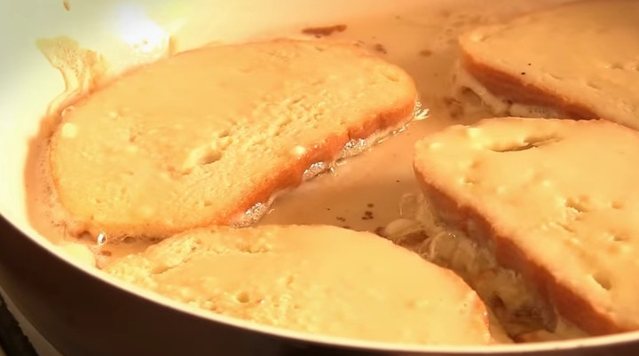 1. Этап. Ленивые беляши: 5. Обжаривайте беляши с обеих сторон на хорошо разогретом растительном масле. Накройте крышкой в конце приготовления.