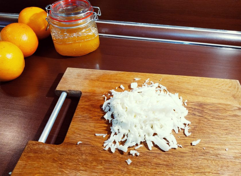 1. Этап. Салат с куриным филе Рандеву: Капусту мелко нашинкуйте. Если у вас жесткая капуста, немного посолите ее и разомните руками. Так капуста станет намного мягче и сочнее.