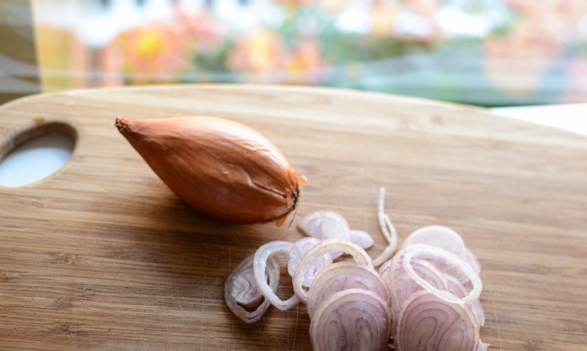 1. Этап. Дорада в духовке в фольге: Почистите и колечками и полукольцами нарежьте лук-шалот.