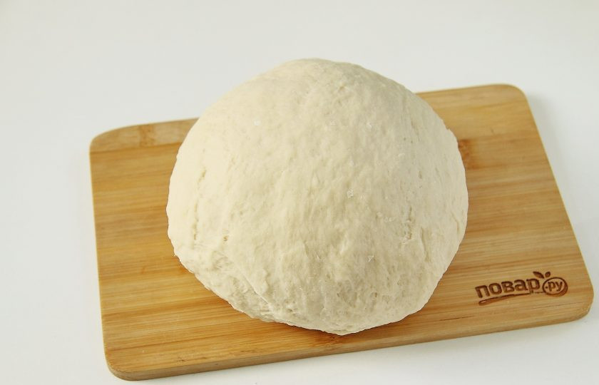 1. Этап. Московские пельмени: Затем переложите тесто на стол и продолжая добавлять оставшуюся муку, замесите эластичное тесто. Соберите его в шар, накройте полотенцем и оставьте на 20-30 минут.