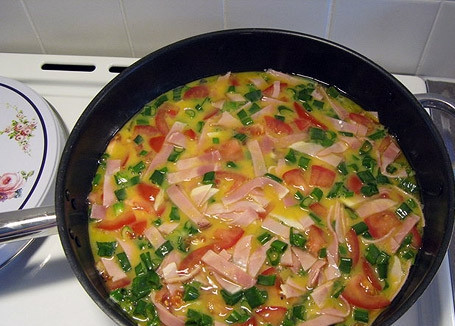 1. Этап. Яичница из страусиного яйца: Смажьте сковороду растительным маслом. Разогрейте. Затем вылейте в сковороду смесь страусиного яйца и овощей с ветчиной. Накройте крышкой и томите около часа.