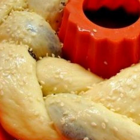 1. Этап. Пасхальная коса: Теперь необходимо коисчку поставить на расстойку, минут на 20-30… Затем смазать ее смесью взбитого желтка (помните мы его оставляли для этой цели) и 2 ст.ложками молока… Сверху можно присыпать косу кунжутным семенем…