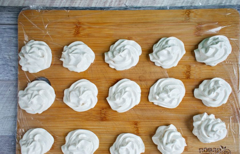 1. Этап. Зефир по ГОСТу: Сразу же переложите еще теплую готовую зефирную массу в кондитерский мешок и отсадите зефир на подготовленную рабочую поверхность. Оставьте в сухом месте при комнатной температуре на 1 сутки. После заготовки посыпьте сахарной пудрой и соедините две половинки.