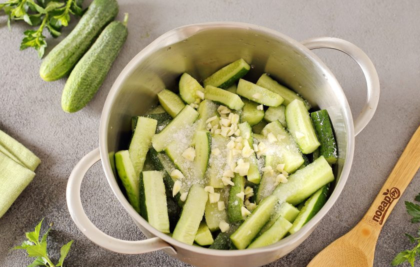 1. Этап. Огурцы по-польски дольками на зиму: Добавьте соль, сахар, уксус и масло.