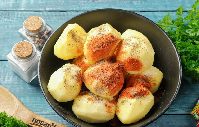 1. Этап. Шашлык из картофеля с беконом: К промытому и очищенному картофелю, если необходимо, добавьте соль, перец и паприку. Можно добавить любые специи по вкусу. Тщательно перемешайте.