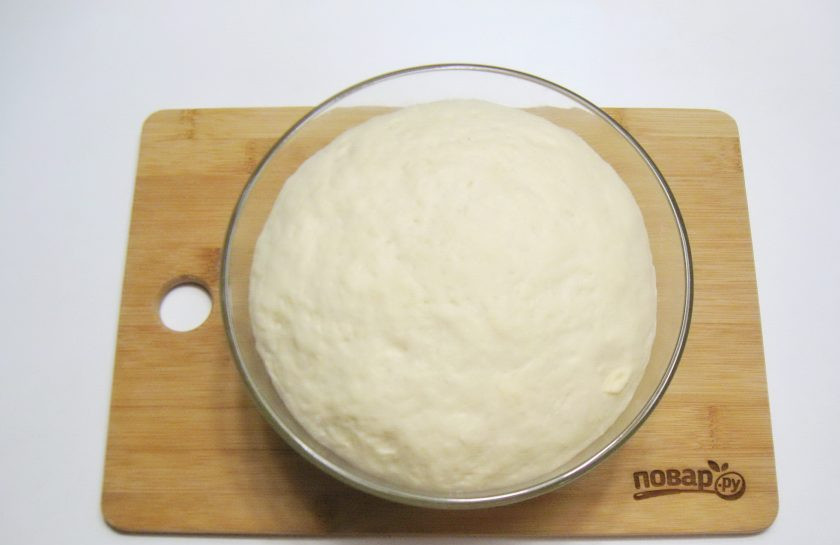 1. Этап. Пирог с белой рыбой: Миску с тестом накройте пищевой пленкой и поставьте в теплое место. Через час-полтора оно увеличится в объеме.