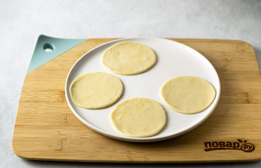 1. Этап. Вареники с сушеными грибами: Раскатайте тесто толщиной 4-5 мм., вырежьте кружки.