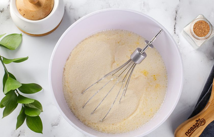 1. Этап. Толстые блинчики: Добавьте манку и опять перемешайте.