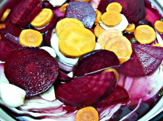 1. Этап. Капуста маринованная с чесноком и свеклой: 7. Залейте сверху охлажденный маринад, в который предварительно добавьте душистый перец.