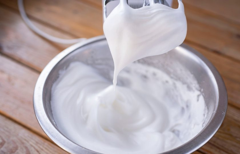 1. Этап. Пирог с замороженной вишней и безе: Взбейте белки до устойчивых пиков, в процессе взбивания добавляйте постепенно сахарную пудру.