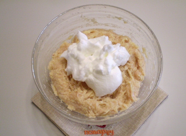 1. Этап. Куриное суфле для детей: Введите в полученную массу белковую. Ложкой тщательно перемешайте. Полученный фарш немного посолите, если нужно.