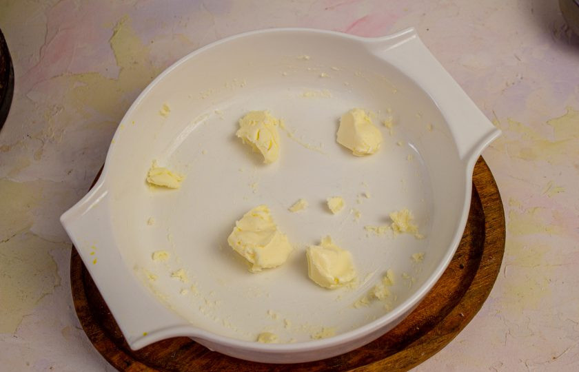 1. Этап. Рисовая запеканка с вишней: Форму для выпечки смажьте небольшим кусочком сливочного масла.