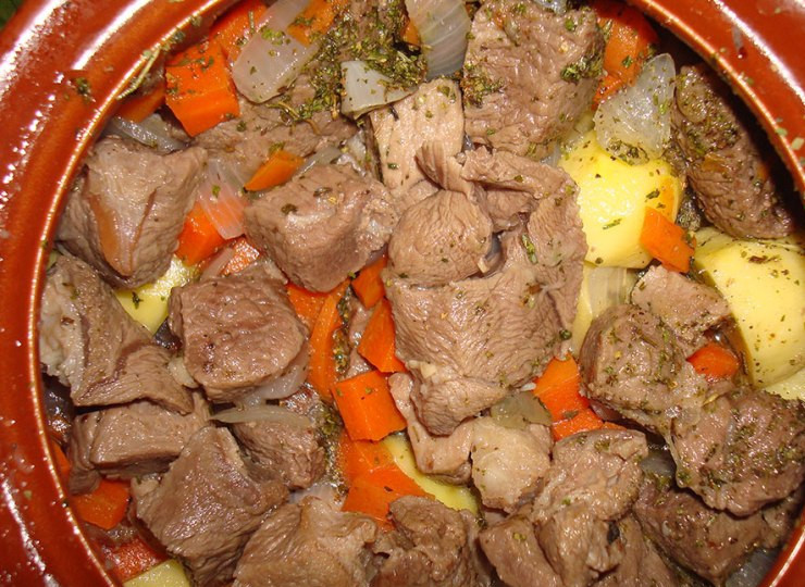 1. Этап. Баранина в горшочке в духовке: Перекладываем картофель и сыр в горшочек к мясу, добавляем сушеные травы, перемешиваем все, при необходимости досаливаем. Наливаем в горшочек немного воды (1/3-1/2 часть горшочка) и ставим его в разогретую до 180-200 градусов духовку примерно на два часа.