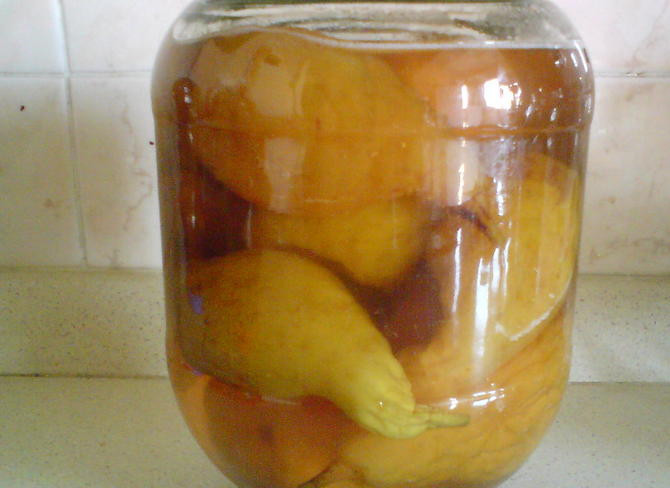 1. Этап. Варенье из груш в сиропе: Переливаем варенье в стерилизованные банки. Банки закатываем и переворачиваем до остывания. Хранить в прохладном и защищенном от солнечных лучей месте.