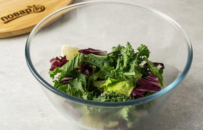 1. Этап. Салат из авокадо с грушей и сыром: Зелень помойте, обсушите, переложите в глубокую миску.