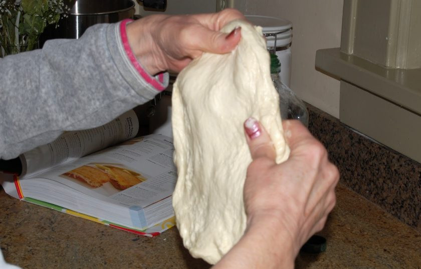 1. Этап. Сырная пицца Четыре сезона: 2. Спустя необходимое время разделите тесто на 2 части, одну уберите в морозилку (на хранение), а вторую раскатайте сперва руками, затем используйте скалку.