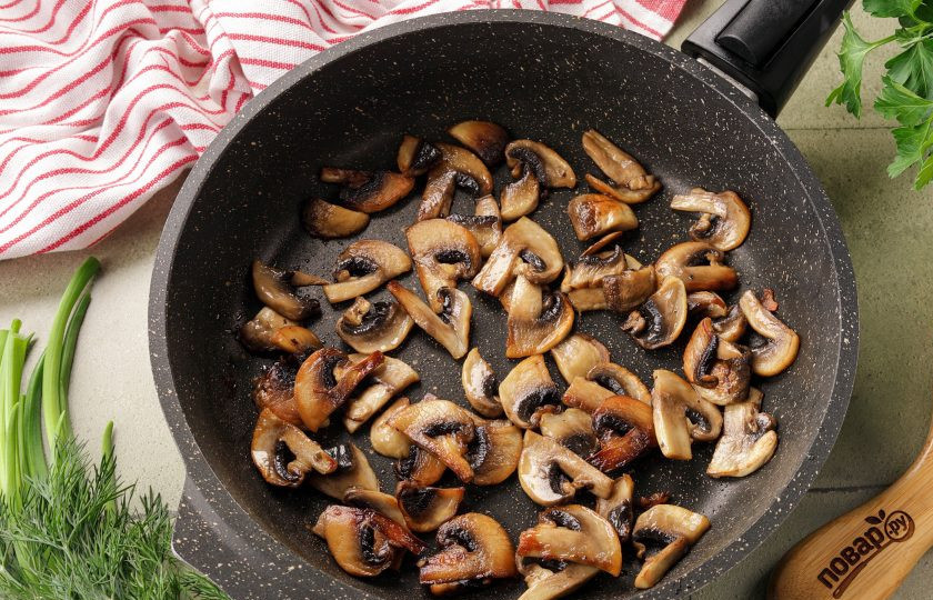 1. Этап. Салат с кальмаром, огурцом и грибами: Шампиньоны нарежьте пластинами и обжарьте в растительном масле.