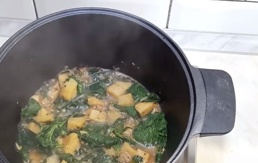 1. Этап. Суп из крапивы и сельдерея: 3. По истечении семи минут сельдерей будет готов. Добавьте крапиву, хорошо перемешайте и накройте крышкой, чтобы крапива слегка опала. Снимите кастрюлю с огня и перебейте суп блендером.