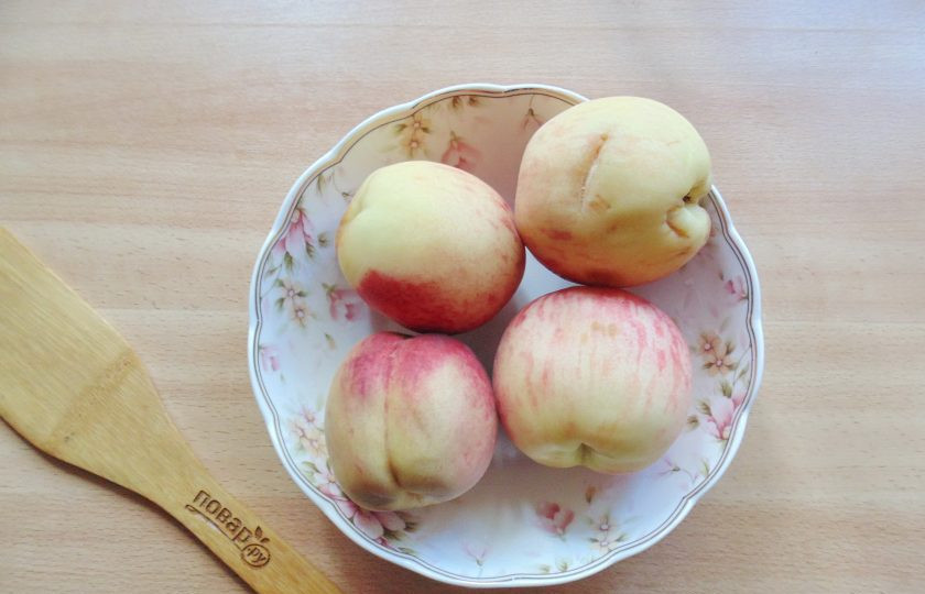 1. Этап. Варенье из нектаринов и персиков: Персики помойте и хорошо уберите пушок.