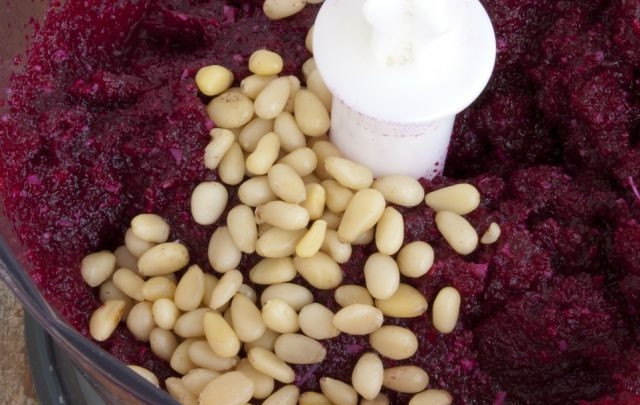 1. Этап. Свекольный соус: Немного обжарьте орехи на сухой сковороде. Добавьте их в массу, и измельчите ингредиенты ещё раз.