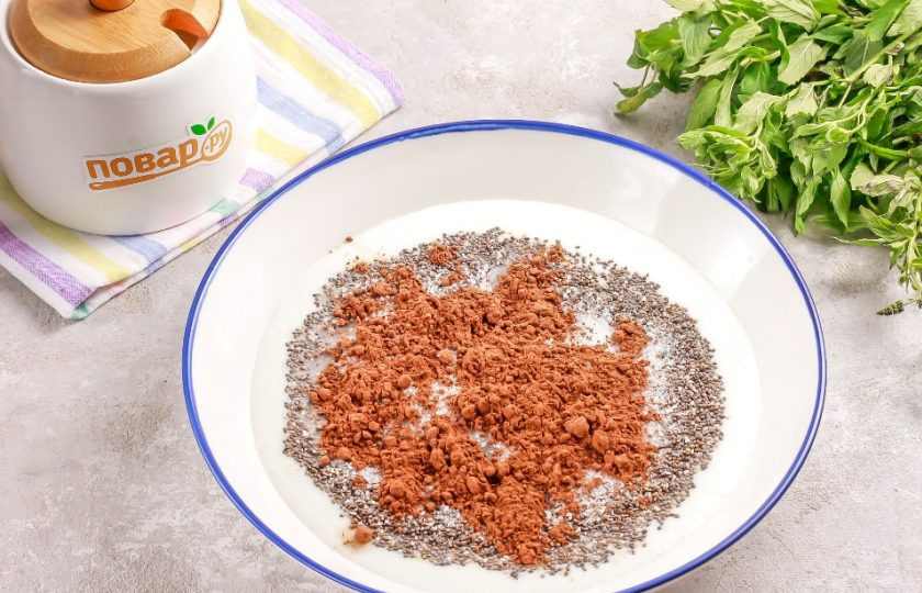 1. Этап. Шоколадный чиа-пудинг с йогуртом: Всыпьте какао-порошок. От цвета какао и будет зависеть цвет вашего десерта. Поэтому если вы хотите получить темный цвет, выбирайте какао с насыщенным цветом, практически черное.